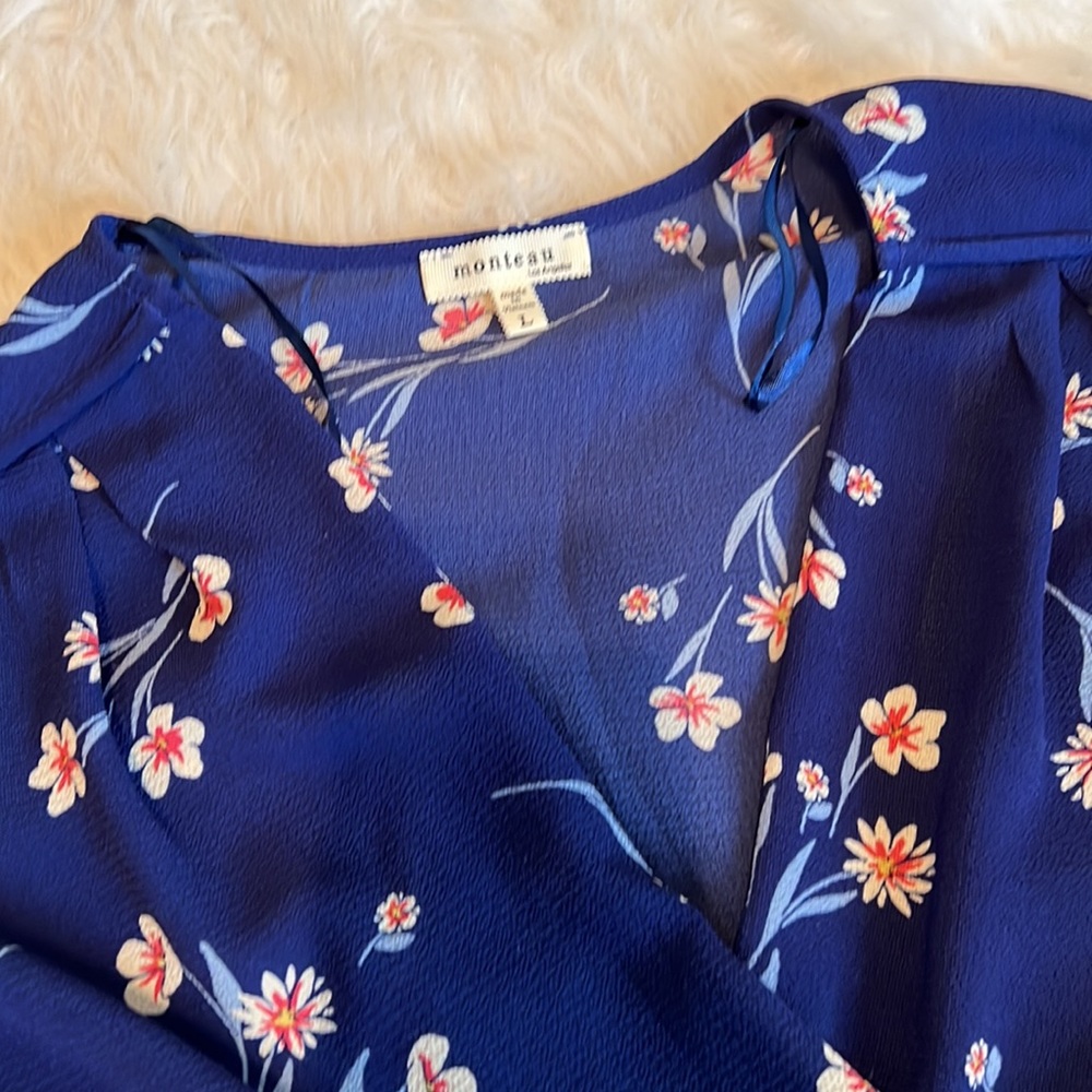 Women’s Top - Picture 3 of 3